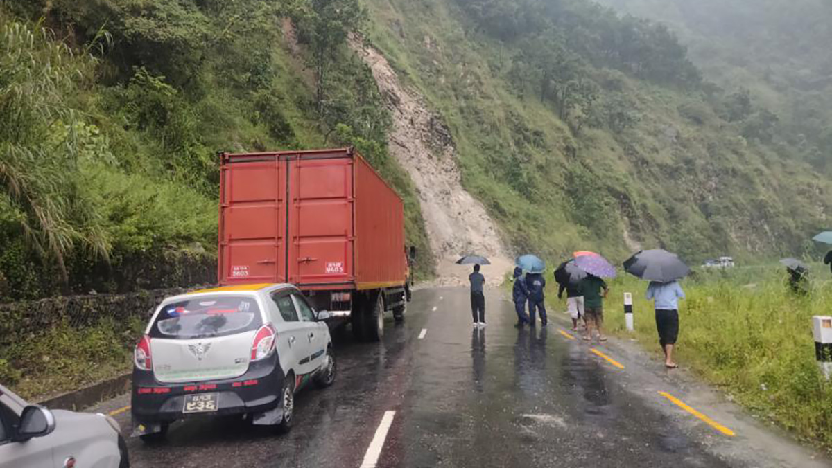 पहिरोले मध्यपहाडी लोकमार्ग अवरुद्ध, यात्रु बाटोमै अलपत्र